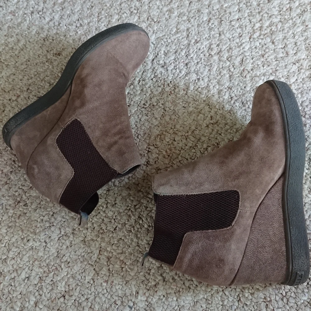 Aquatalia Claire Waterproof Suede Wedge ankle Bootie size 7.5